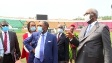 Congo hugues ngouelondelé à droite et jean guy blaise mayolas admirant le nouveau visage de massamba-débat