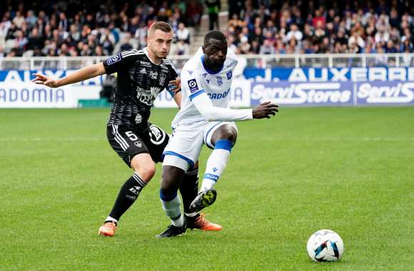 Mbaye Niang (en blanc) a sauvé Auxerre d'une défaite en égalisant contre Brest (1-1) après l'ouverture du score d'Islam Slimani.