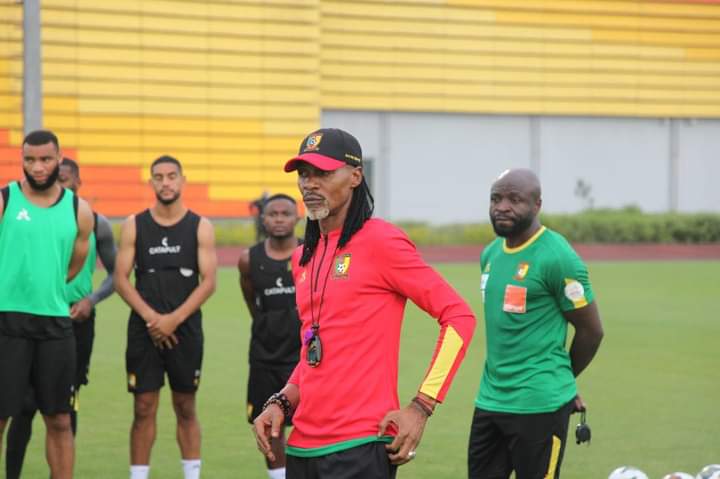 Rigobert Song (en casquette), le sélectionneur du Cameroun, va affronter la Jamaïque avec des joueurs locaux. 