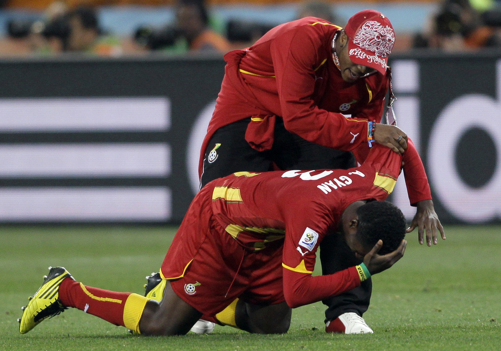 Asamoah Gyan s'effondre après l'élimination du Ghana en quart de finale de la Coupe du monde 2010. 