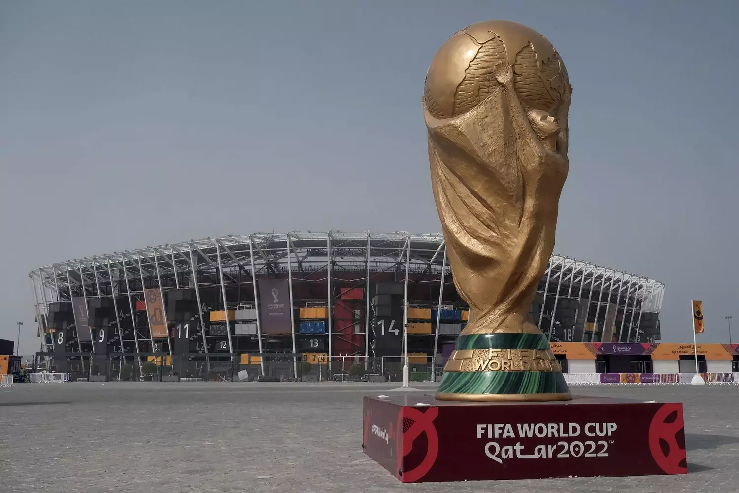 Le Qatar lance sa Coupe du monde sous les critiques.