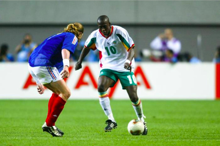 Mondial 2002, Sénégal-France (1-0) : Khalilou Fadiga (balle au pied) provoque Emmanuel Petit.