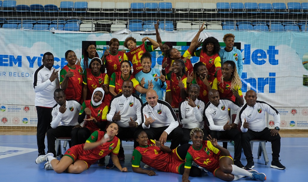 Les Diables rouges du Congo de handball avec leur staff