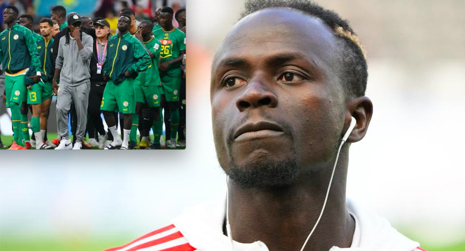 Malgré la déception, l'attaquant sénégalais Sadio Mané, forfait pour le Mondial 2022, encourage ses coéquipiers, tombés en 8es de finale contre l'Angleterre.