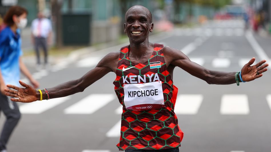 Tokyo 2020 Olympics - Athletics - Men's Marathon - Sapporo Odori Park, Sapporo, Japan - August 8, 2021. Eliud Kipchoge of Kenya celebrates after winning gold REUTERS/Kim Hong-Ji