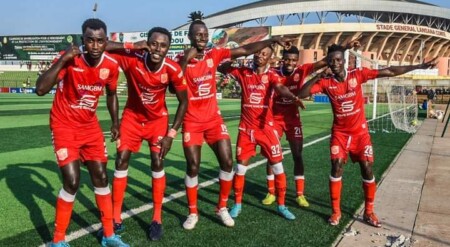 Les joueurs du Horoya AC célèbrent le but d'Alseny Soumah