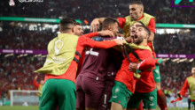 Les joueurs marocains tout heureux après leur qualification historique en quarts de finale