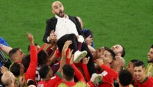 Walid Regragui porté en triomphe par ses joueurs du Maroc