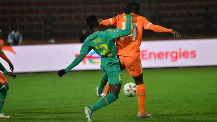 Les Sénégalais (en vert) ont pris le meilleur (1-0) sur les Ivoiriens pour la première journée du groupe B du CHAN 2022.