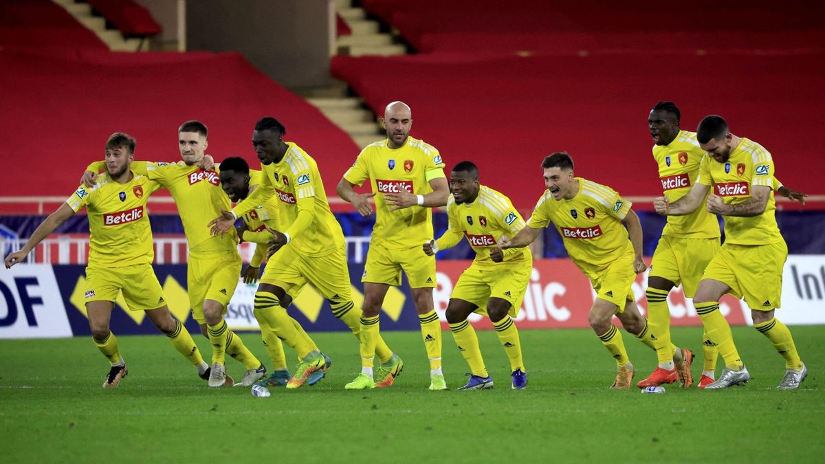 Aymen Abdennour (crâne rasé) au milieu de ses coéquipiers de Rodez lors des tirs au but (5-4) contre Monaco en 32es de finale de la Coupe de France. 