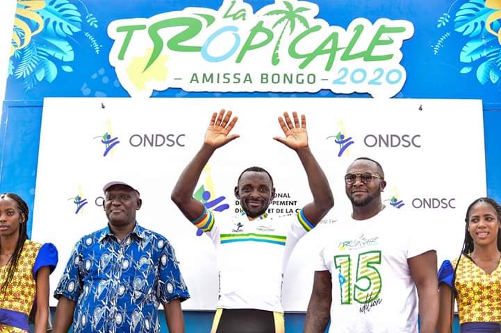 Le Camerounais Clovis Kamzong (les mains levées) lors de l’édition 2020