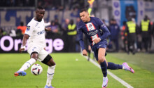 Éric Bailly au marquage de Kylian Mbappé lors du Classico