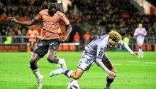 Bamo Meïté en lutte avec un attaquant de Monaco