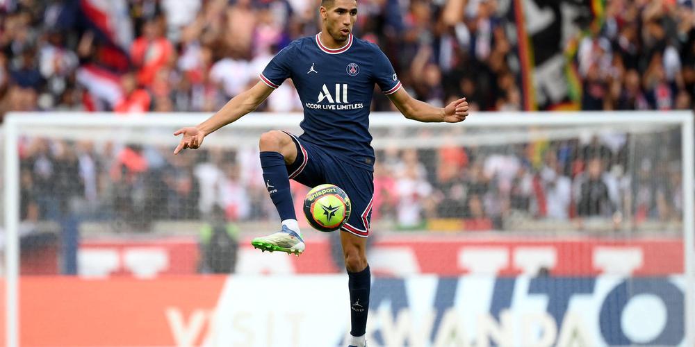 Paris Saint-Germain's Moroccan defender Achraf Hakimi controls the ball during the French L1 football match between Paris-Saint Germain (PSG) and Clermont Foot 63 at The Parc des Princes Stadium in Paris on September 11, 2021. (Photo by FRANCK FIFE / AFP) FBL-FRA-LIGUE1-PSG-CLERMONT