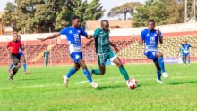 Gaoussou Siby de Hafia FC (vert) au duel avec deux défenseurs de l'ASM Sangaredi