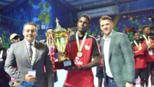 le capitaine de la Guinée avec le trophée de vice-champion