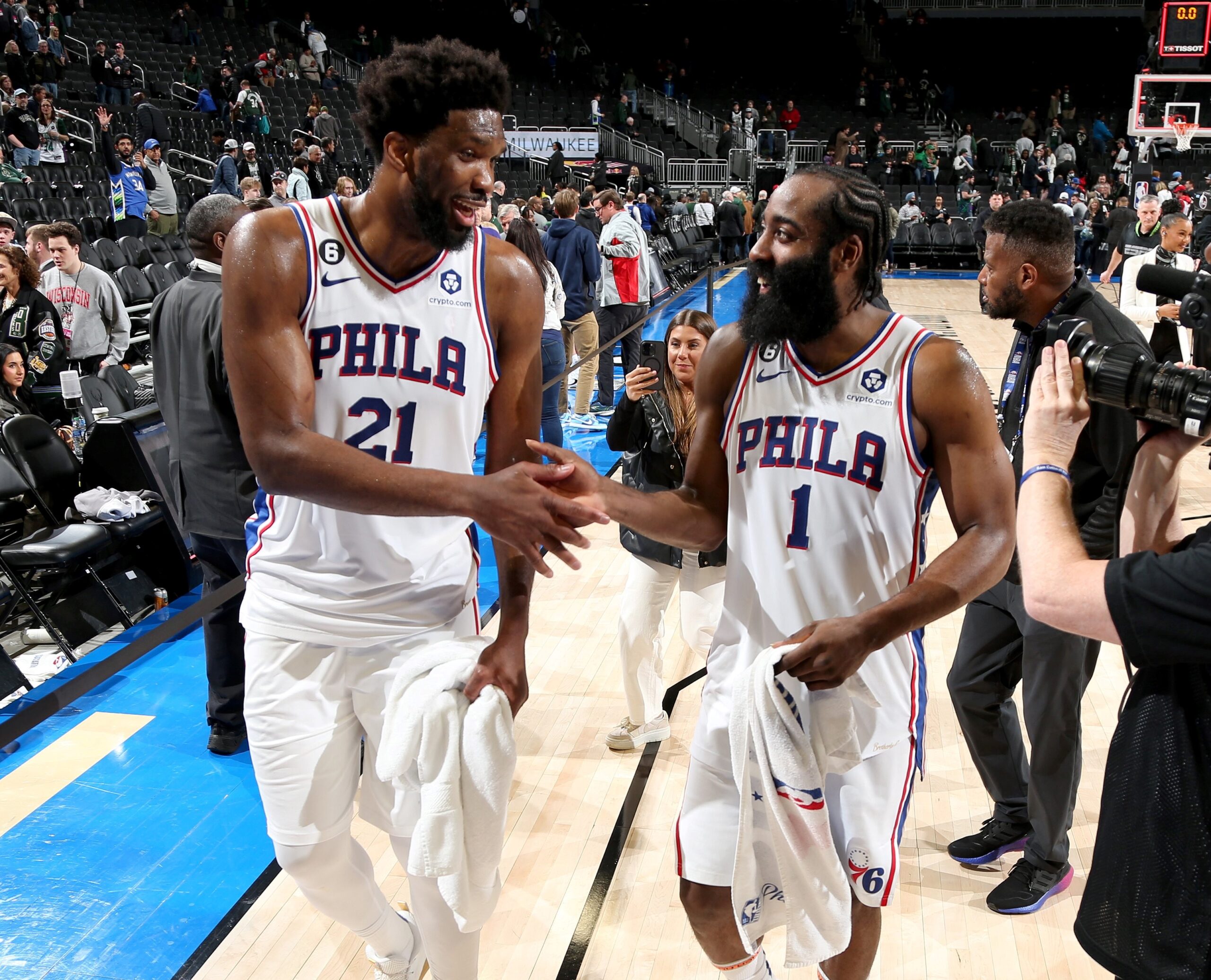 Joel Embiid Et Philadelphie S'offrent Milwaukee