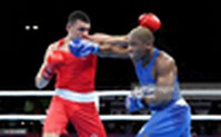 BIRMINGHAM, ENGLAND - AUGUST 06: Simnikiwe Bongco of Team South Africa (Blue) and Callum Peters of Team Australia (Red) exchange punches during the Men's Over 71kg-75kg (Middleweight) Semi-Final 2 fight on day nine of the Birmingham 2022 Commonwealth Games at NEC Arena on August 06, 2022 on the Birmingham, England. (Photo by Alex Livesey/Getty Images)