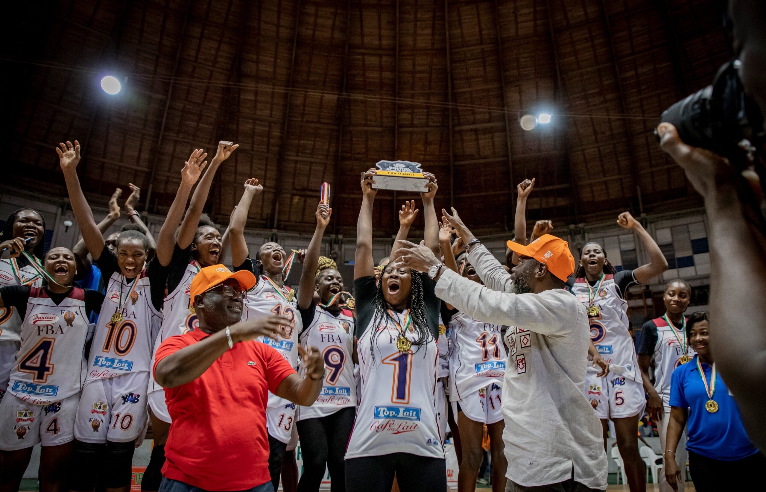 Les filles de FBA, vainqueurs de la Coupe.