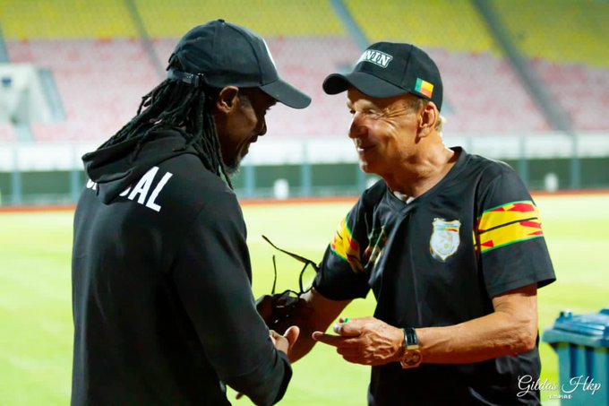 Aliou Cissé saluant Gernot Rohr