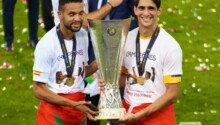Yassine Bounou avec Youssef En-Nesyri lors de la victorie de Séville en Ligue Europa en 2022-2023