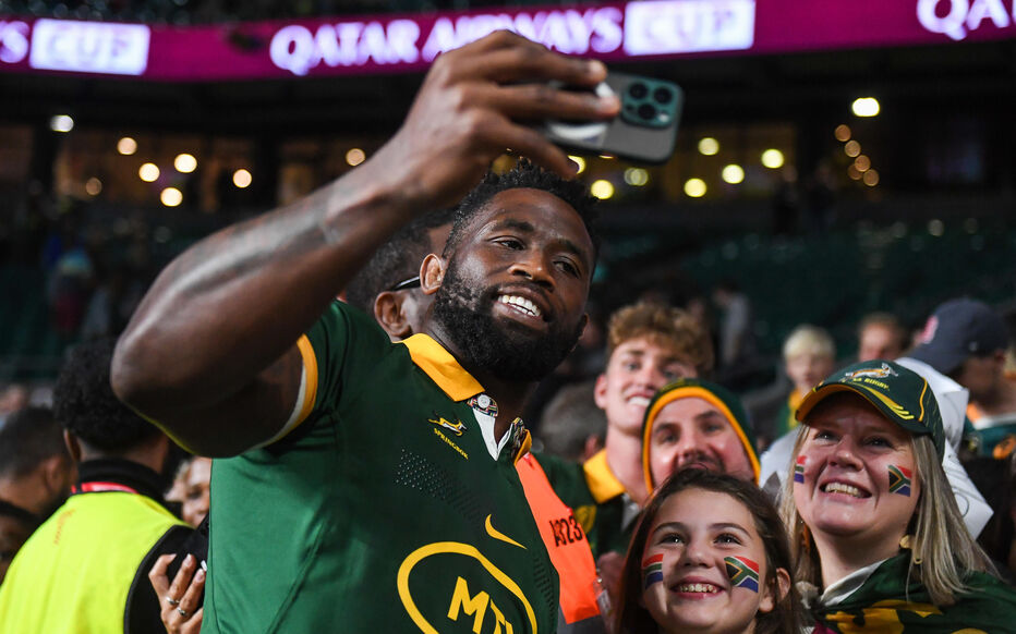 Siya Kolisi of South Africa takes a selfie with fans after the International match South Africa vs New Zealand at Twickenham Stadium, Twickenham, United Kingdom, 25th August 2023 (Photo by Mike Jones/News Images) in , on 8/25/2023. (Photo by Mike Jones/News Images/Sipa USA) - Photo by Icon sport