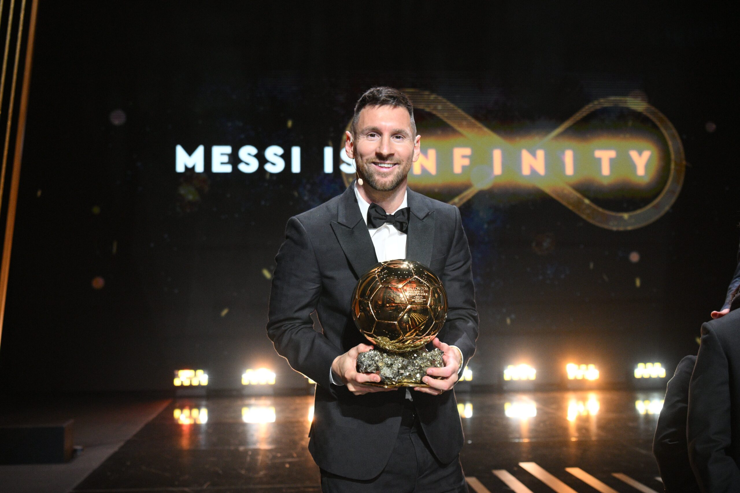 Lionel Messi reçoit son 8e Ballon d'Or