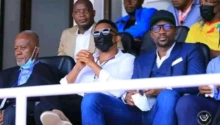 Shabani Nonda en casquette assis à côté de Samuel Eto'o