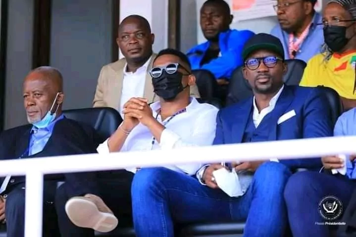 Shabani Nonda en casquette assis à côté de Samuel Eto'o