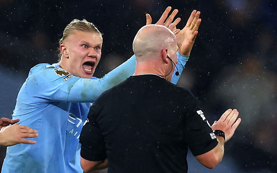 Soccer Football - Premier League - Manchester City v Tottenham Hotspur - Etihad Stadium, Manchester, Britain - December 3, 2023 Manchester City's Erling Braut Haaland remonstrates with referee Simon Hooper Action Images via Reuters/Lee Smith NO USE WITH UNAUTHORIZED AUDIO, VIDEO, DATA, FIXTURE LISTS, CLUB/LEAGUE LOGOS OR 'LIVE' SERVICES. ONLINE IN-MATCH USE LIMITED TO 45 IMAGES, NO VIDEO EMULATION. NO USE IN BETTING, GAMES OR SINGLE CLUB/LEAGUE/PLAYER PUBLICATIONS.