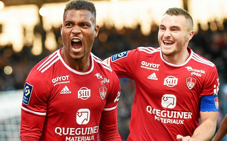 Brest's Beninese forward Steve Mounie (L) reacts after scoring during the French L1 football match between Stade Brestois 29 (Brest) and AS Monaco at Stade Francis-Le Ble in Brest, western France, on October 31, 2021.  (Photo by JEAN-FRANCOIS MONIER              / AFP)