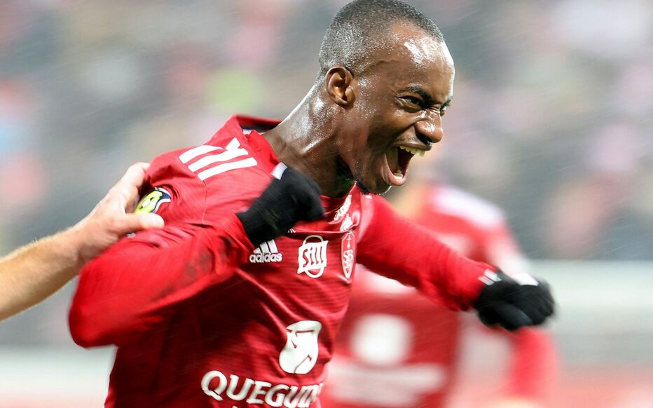 TOPSHOT - Brest's Malian midfielder #23 Kamory Doumbia celebrates after scoring during the French L1 football match between Stade Brestois 29 (Brest) and FC Lorient at Stade Francis-Le Ble in Brest, western France on December 20, 2023. (Photo by Fred TANNEAU / AFP)