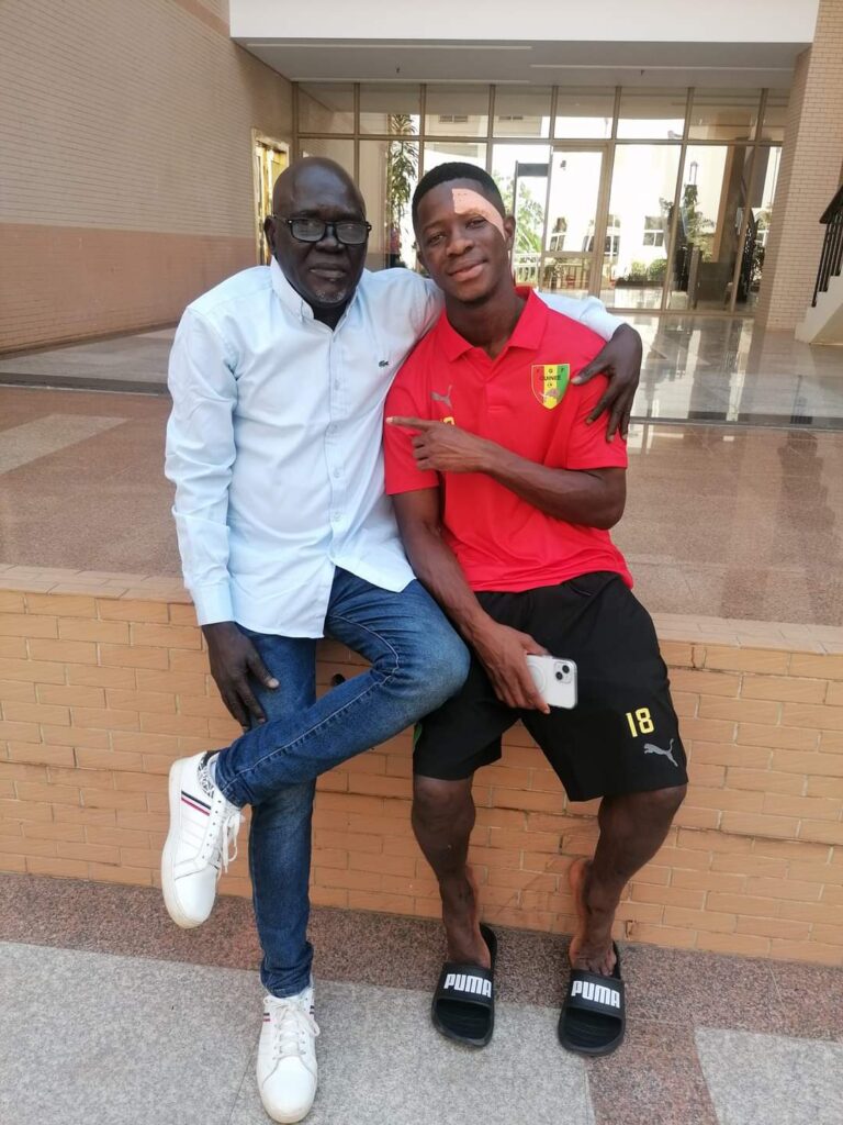 Aguibou Camara et son coach Yelato Silué qui l'a lancé en ligue 1 guinéenne 