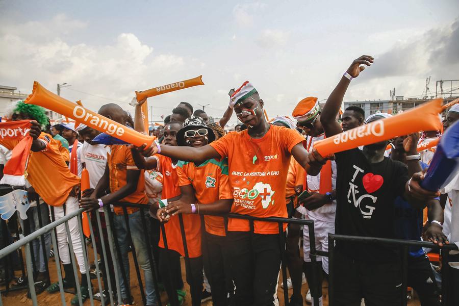 ABJDJAN, 19 janvier (Xinhua) -- Des supporters donnent de la voix lors du match de football de la Coupe d'Afrique des Nations (CAN) opposant la Côte d'Ivoire au Nigeria au Complexe sportif de Yopougon, à Abidjan, en Côte d'Ivoire, le 18 janvier 2024. (Xinhua/Yvan Sonh)