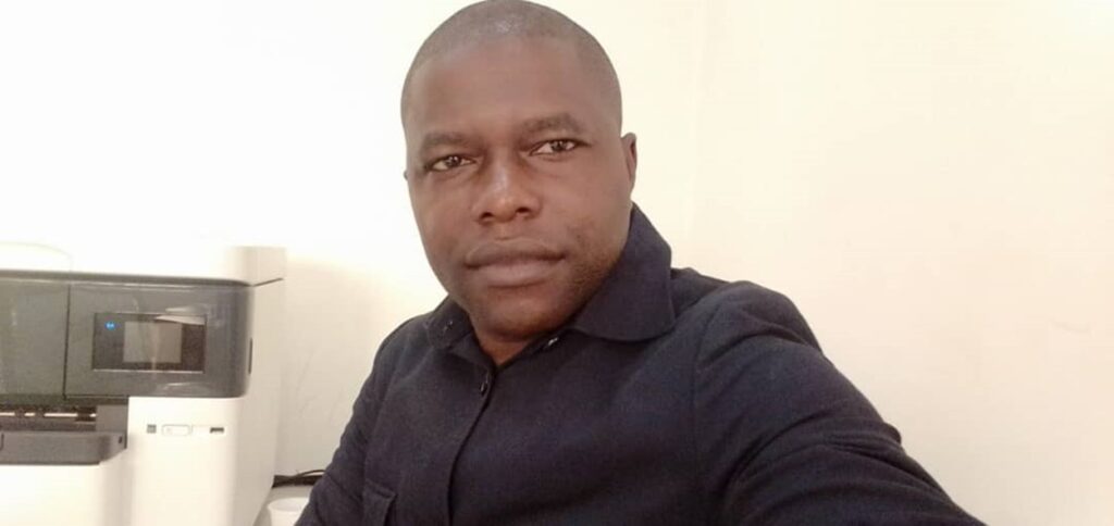 Passi-Bibené, enseignant en journalisme 