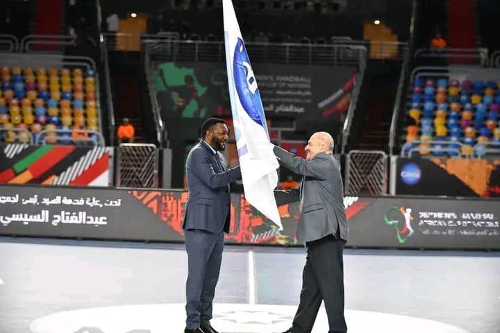 octroi du drapeau de la CAHB au président de la FEHAND RDC Amos Mbayo