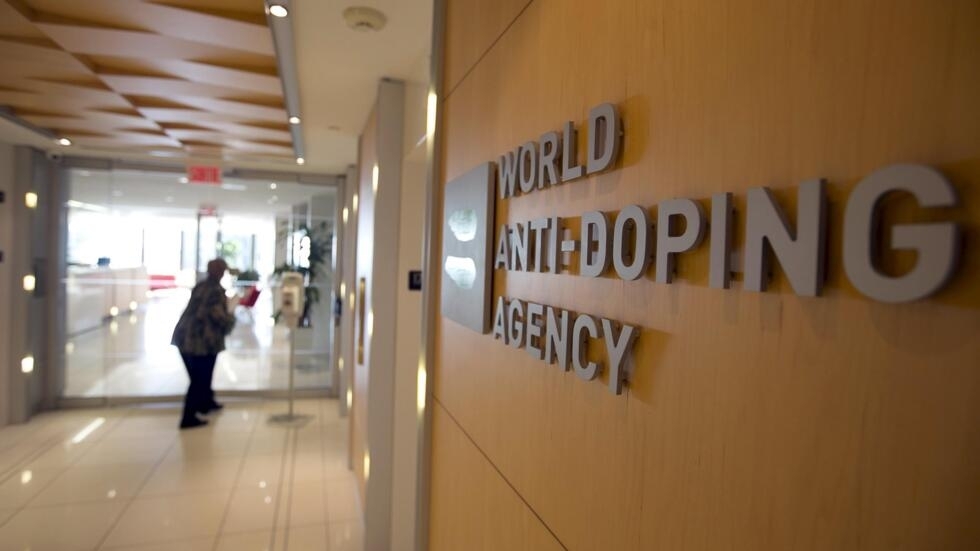 A woman walks into the head office for the World Anti-Doping Agency (WADA) in Montreal, November 9, 2015. An international anti-doping commission recommended on Monday that Russia's Athletics Federation be banned from international competition over widespread doping offences - a move that could see the powerhouse Russian team excluded from next year's Rio Olympics. Russian sports minister said there was no evidence for the accusations against the Federation. REUTERS/Christinne Muschi       TPX IMAGES OF THE DAY