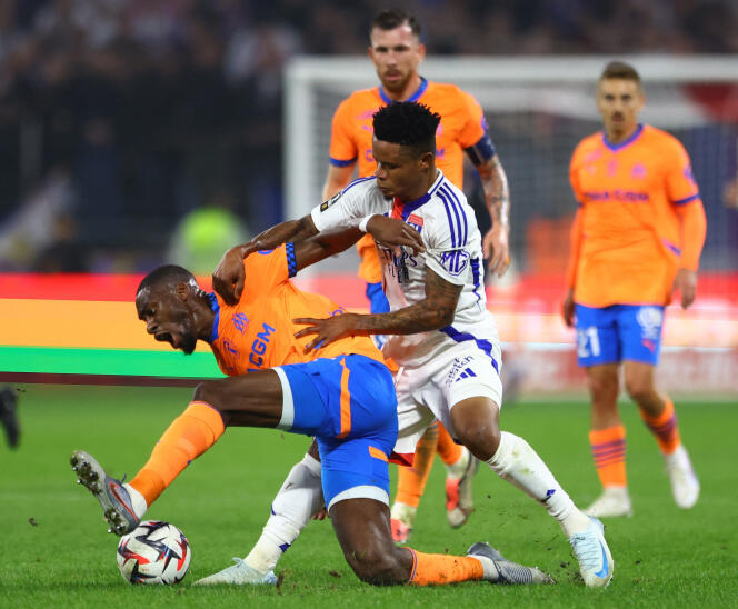 Soccer Football - Ligue 1 - Olympique Lyonnais v Olympique de Marseille - Groupama Stadium, Lyon, France - September 22, 2024 Olympique de Marseille's Geoffrey Kondogbia in action with Olympique Lyonnais' Gift Orban REUTERS/Manon Cruz