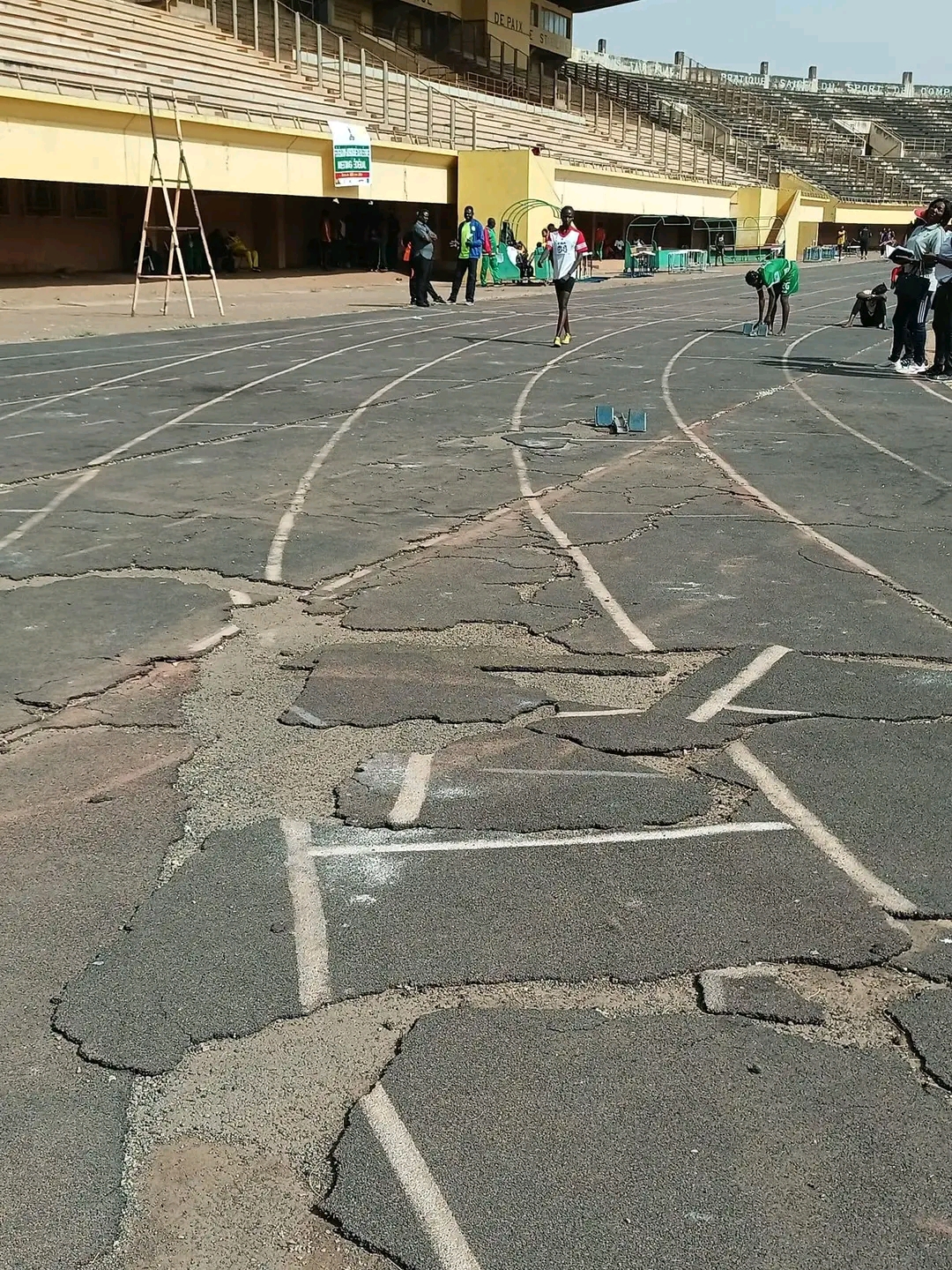 La piste d’athlétisme du Stade omnisports Sangoulé Lamizana de Bobo-Dioulasso carrément détériorée.