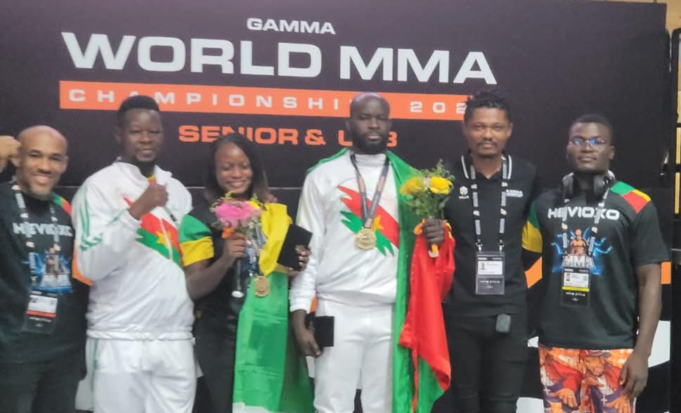 Israël Mano avec sa médaille de bronze au championnat du monde de MMA à Jakarta en Indonésie.