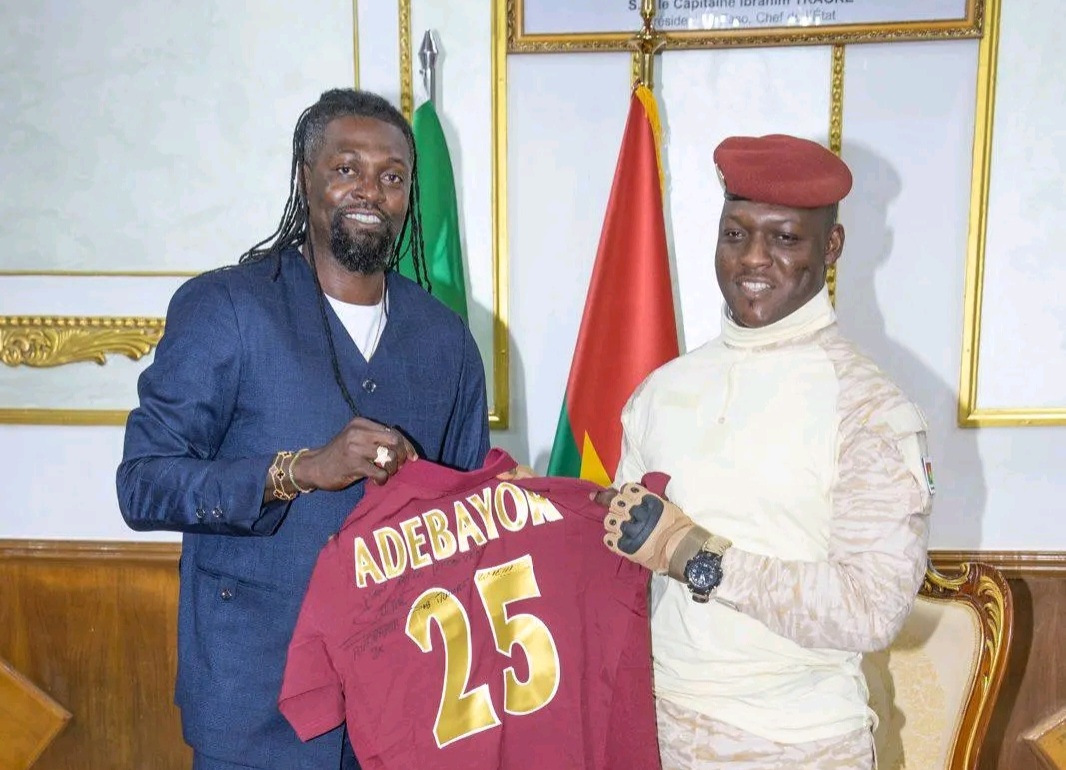 Emmanuel Adebayor reçu par le Capitaine Ibrahim Traoré.