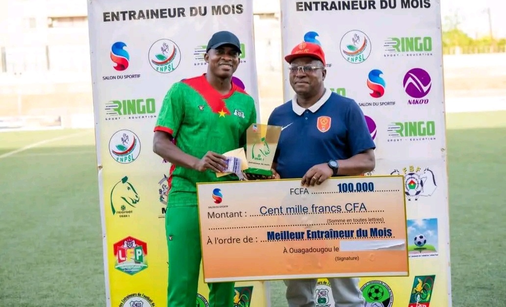 Njoya Mauril recevant le prix "Meilleur entraîneur du mois de février 2025" des mains de Charles Kaboré, Ambassadeur pour le Sport burkinabé.