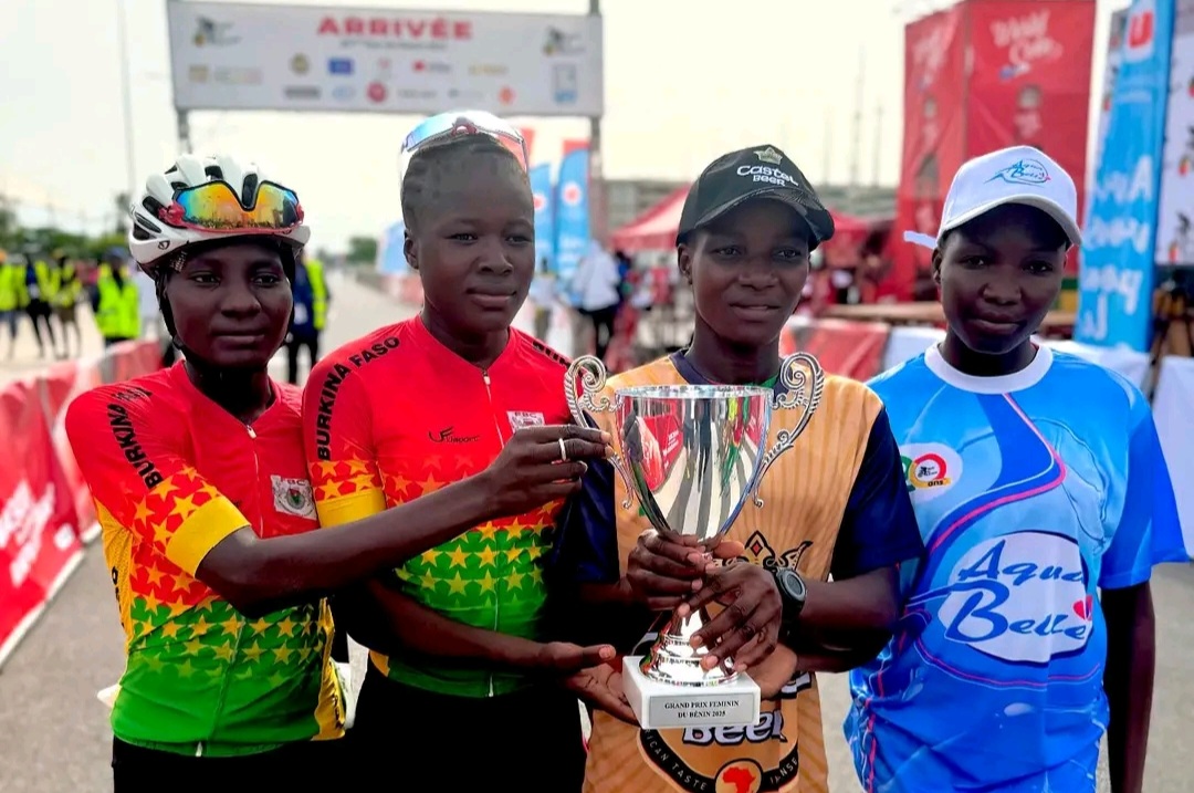 Awa Bamogo et ses coéquipières de l'équipe nationale des Étalons Dames cyclistes.