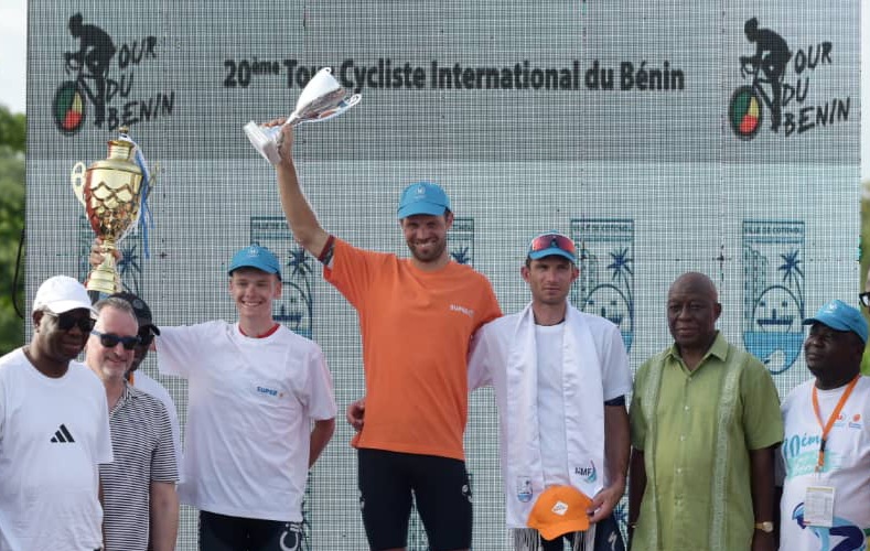 Reinardt Janse Van Rensburg s'offre le Grand Prix cycliste masculin de Cotonou.