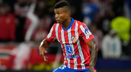 Atletico Madrid Tottenham lorgne sur Reinildo