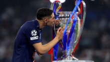 Achraf Hakimi avec le trophée de la Ligue des champions