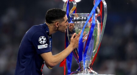 Achraf Hakimi avec le trophée de la Ligue des champions
